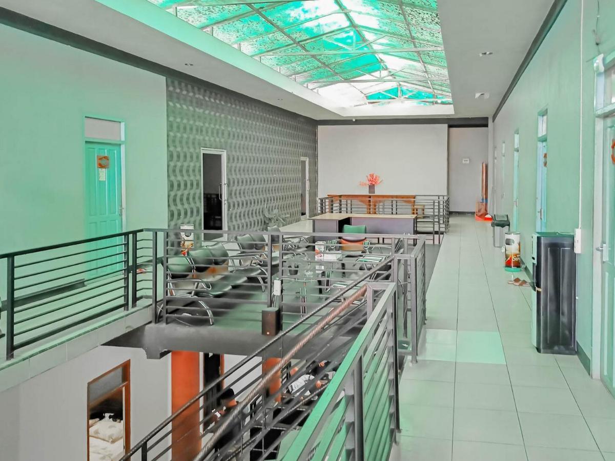 Urbanview Hotel Bagoes Sintang By Reddoorz ภายนอก รูปภาพ