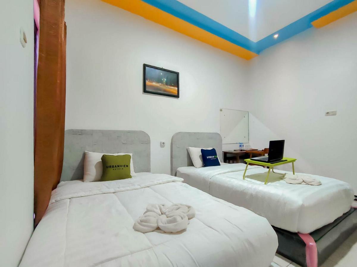 Urbanview Hotel Bagoes Sintang By Reddoorz ภายนอก รูปภาพ