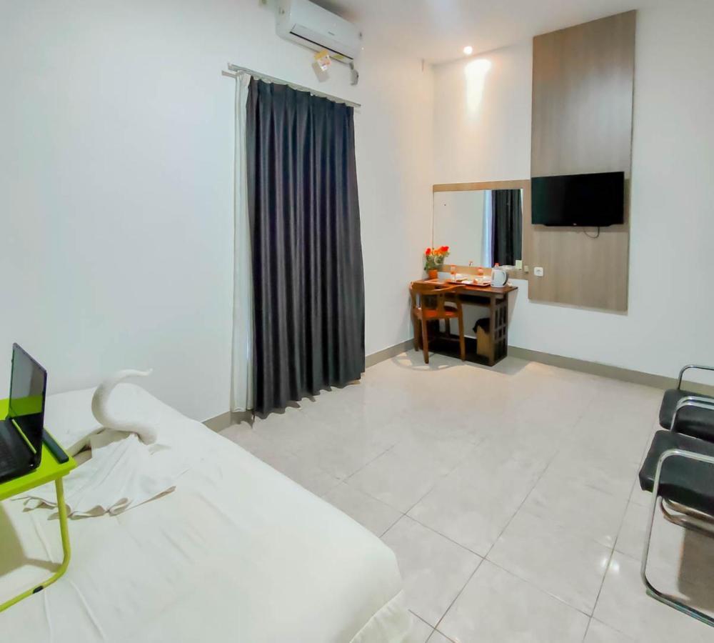 Urbanview Hotel Bagoes Sintang By Reddoorz ภายนอก รูปภาพ
