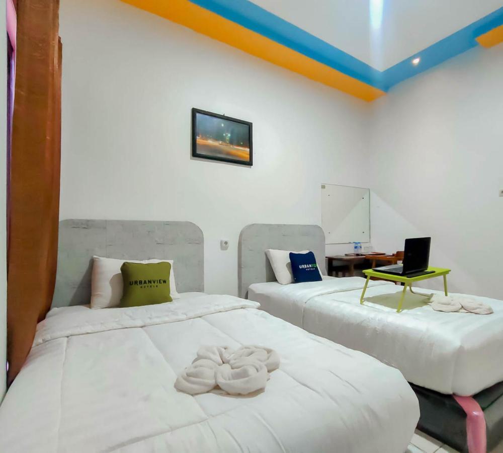 Urbanview Hotel Bagoes Sintang By Reddoorz ภายนอก รูปภาพ