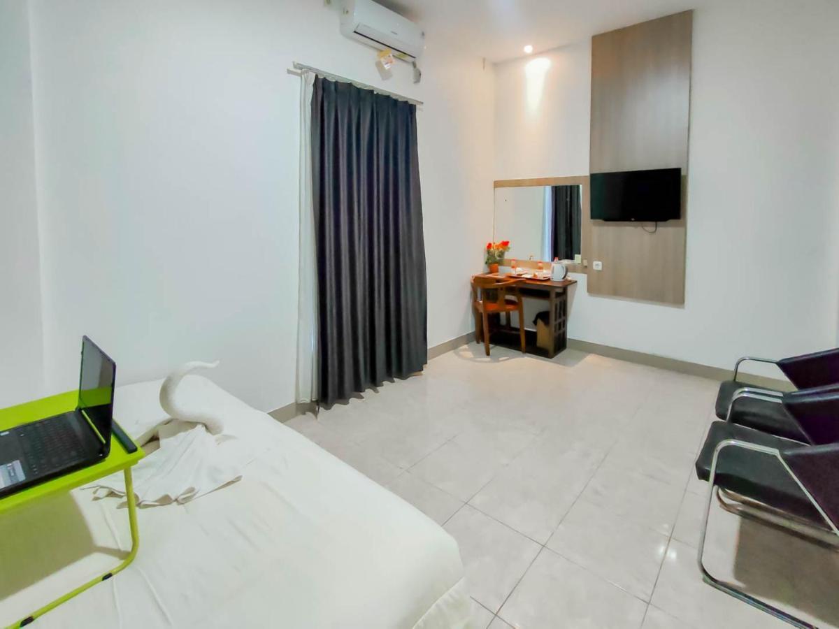 Urbanview Hotel Bagoes Sintang By Reddoorz ภายนอก รูปภาพ